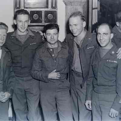 Group photo of soldiers