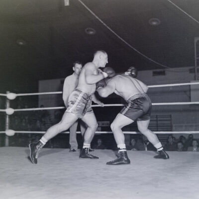 Soldiers boxing