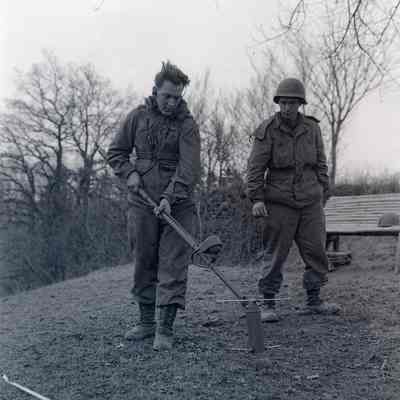 Soldiers at mine search school