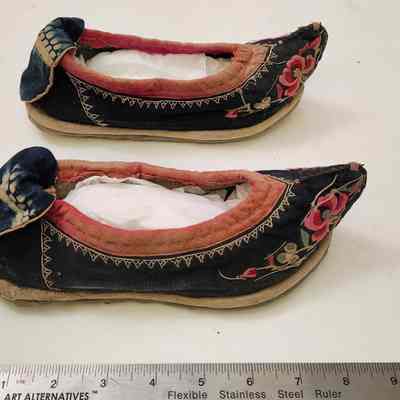 Bound feet lotus shoes