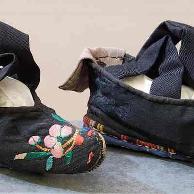 Bound feet lotus shoes
