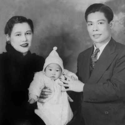 Bruce Lee with parents, 1940
