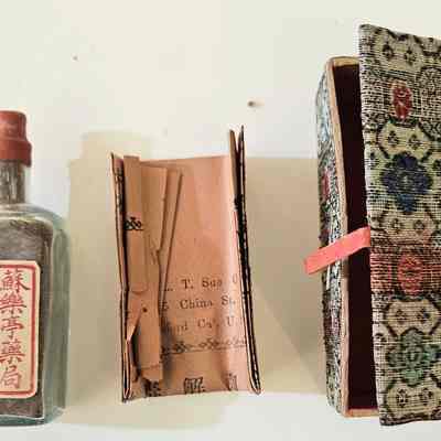 Chinese herbal medicine vial