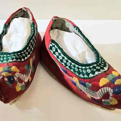 Bound feet lotus shoes