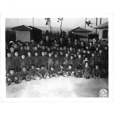 Kunming Orphanage of Large Group Photo with William Hoy