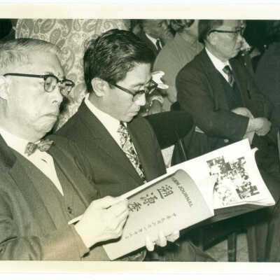 Photograph, People reading the Journal