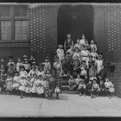 Children in front of Gum Moon