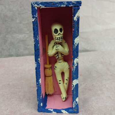 Miniature skeleton in a coffen