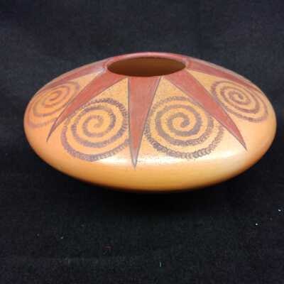Low shouldered seed pot