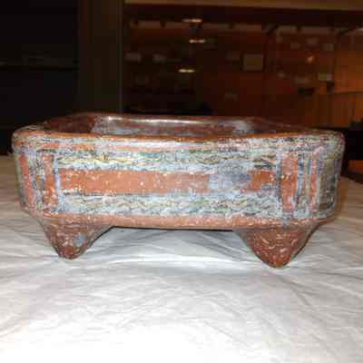 Square tripod bowl