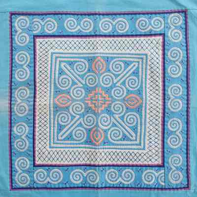 Paj ntaub ("flower cloth")