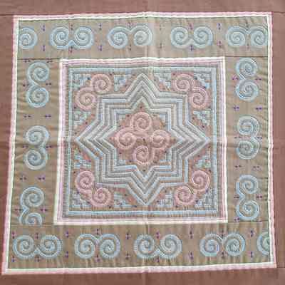 Paj ntaub ("flower cloth")