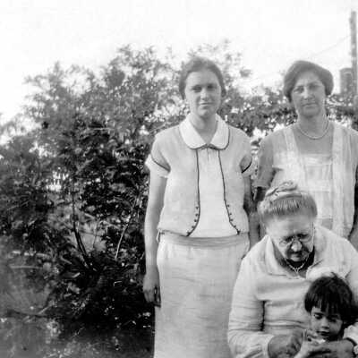 Two Albury Sisters and Mother