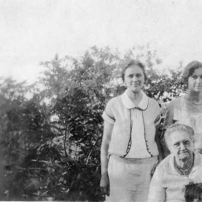 Albury sisters with mother