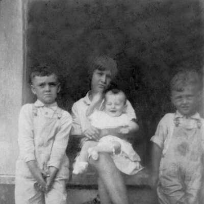 Edward, Marjorie holding May Rose and William Ray