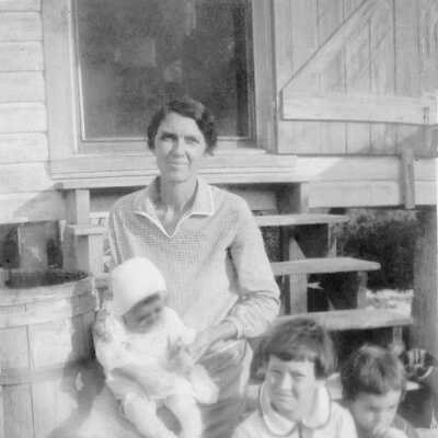 Lorena Albury Thaggard with Marjorie, Edward, and Baby William Ray