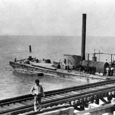Steamdriven Barge