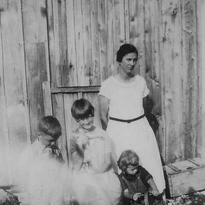 Albury children in front of Rodney's packing house