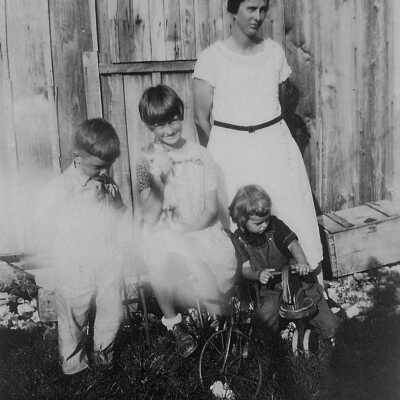 Albury Children in Front of Rodney's Packing House