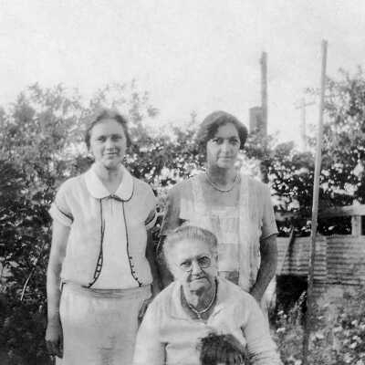 Albury Sisters with Mother