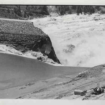 Reservoir Emptying with Equipment to the side