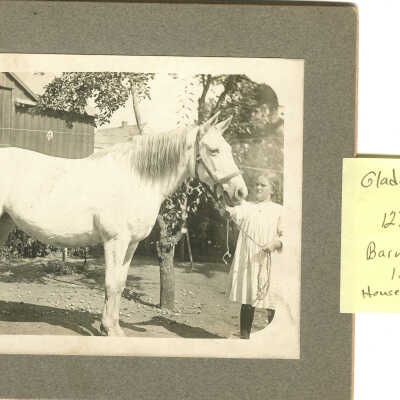 Kyle, Gladys - posing with horse