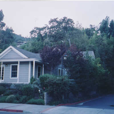 Santa Cruz Avenue 142 South