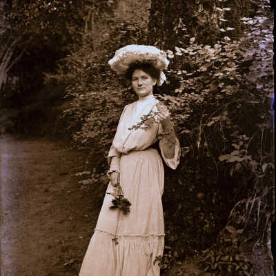 Lady with big hat