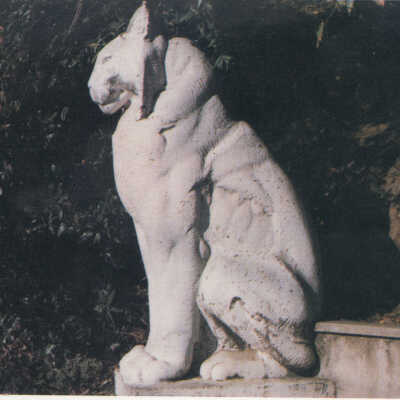 1922 Leona statue profile