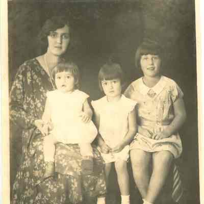 Helen Evans Macabee and daughters
