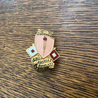 Signal Core pin with torch and flags with ‘Pro Patria Vigilans’