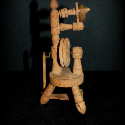 Miniature: yarn spinning wheel