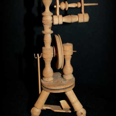 Miniature: yarn spinning wheel