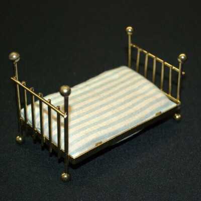Miniature: Bed