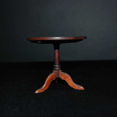 Miniature: Round Table