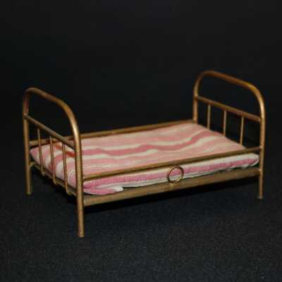 Miniature: Bed