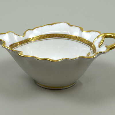 Leaf-shaped bowl
