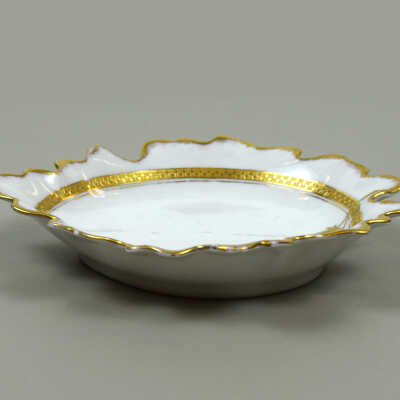Leaf-shaped dish