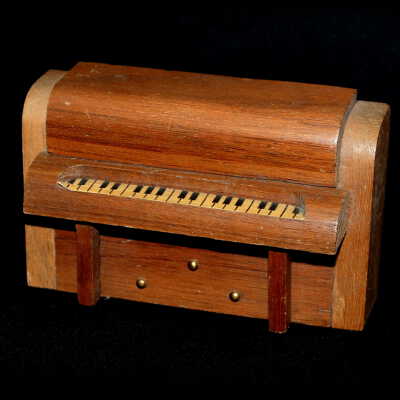 Miniature: piano