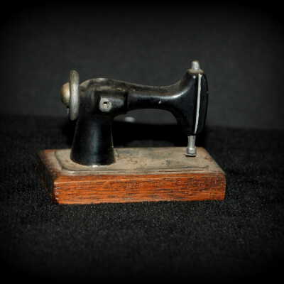 Miniature: sewing machine