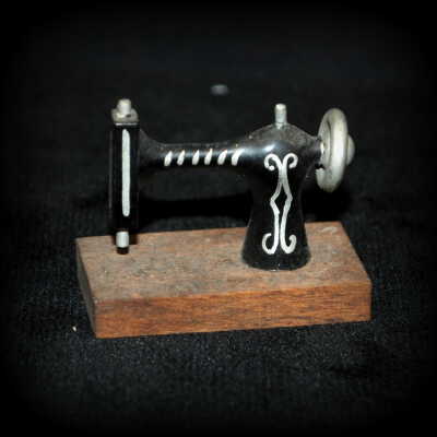 Miniature: sewing machine