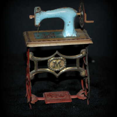 Miniature: sewing machine table