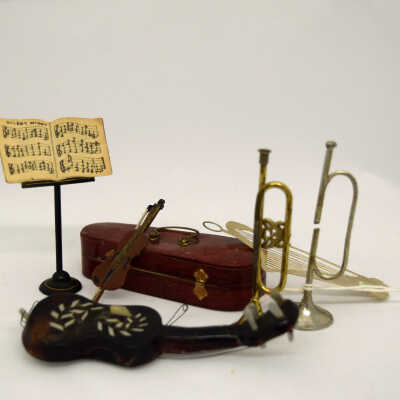 Miniature: Instruments