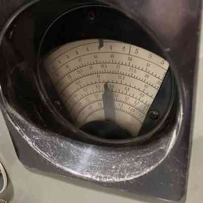Dial pointer detail. The pointer moves up and down to indicate which band is selected.: Image: Chuck Penson, WA7ZZE, hamfest