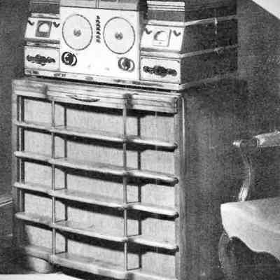 With optional cabinet containing a "giant Jensen bass reflex speaker" and shelfs for muonting the power supply and amplifier.: Image: Radio News, Sep 1938