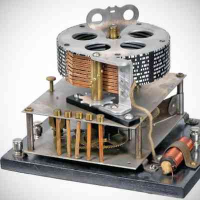 Model C. Note five pegs at front, center. These are used in conjuction with the level changing mechanism, and can be inserted in the holes around the wheel’s circumference. One or more pins may be used.