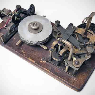 Omnigraph Junior. Rear view. Note winding key at upper right, and speed governor (opposite the key).: Image: Tom Brooks, KE1R; collection: ARRL