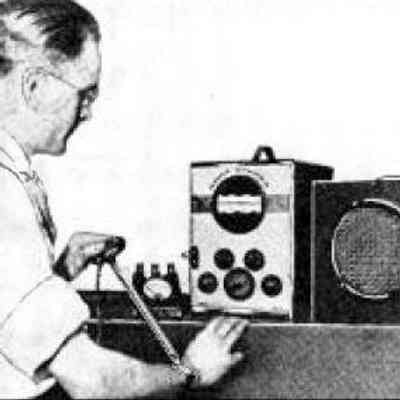 Incidental photo shows the Neobeam in use. Radio Craft, Aug 1937, p. 93.: Image: Radio Craft, Aug 1937