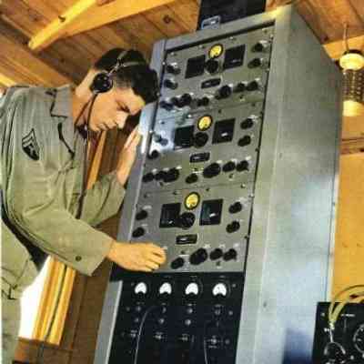 A diversity system at an unspecified military installation using three SP-210X receivers connected to rhombic antennas.: Image: Radio News, Feb 1944