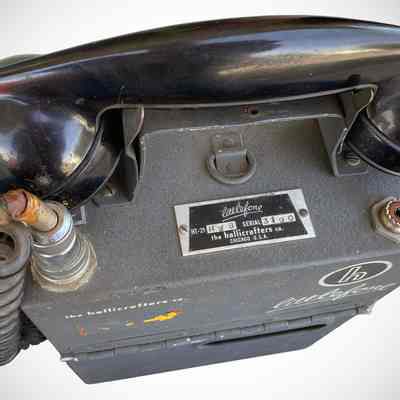 The "HWS" after the model number indicates this is the low band 2 watt version with a wet battery.: Image: Chuck Penson, WA7ZZE / Collection: westvalleyhamshack.com